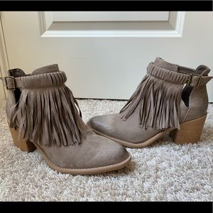 Quipid Fringe Ankle Boots Women’s 9 Taupe